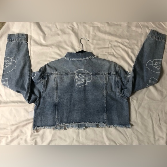AZALEA WANG SKULL DISTRESSED DENIM JACKET SIZE: LARGE - Picture 5 of 8